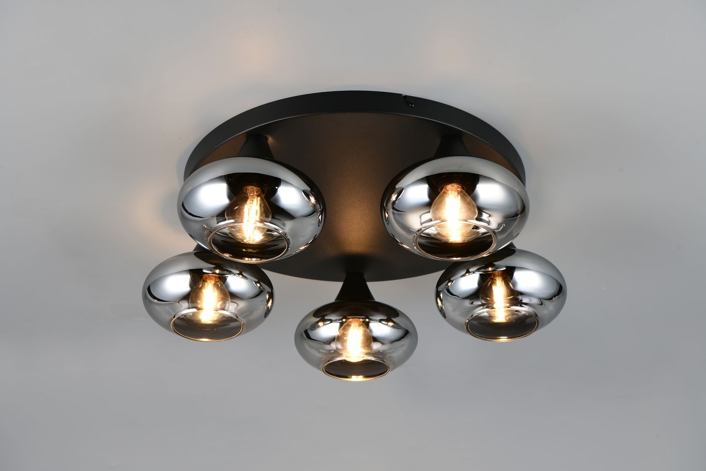 Lampa sufitowa Divina z pięcioma oprawami E14, w kolorze czarnym, z przydymionymi, metalicznymi kloszami. Montowana na suficie, o okrągłej podstawie, z połyskującymi detalami, idealna do nowoczesnych wnętrz.