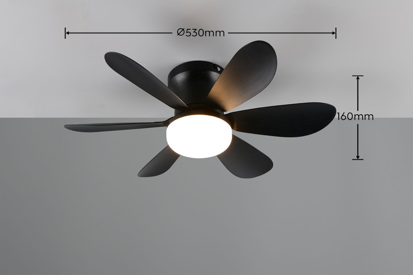 Lund lampa sufitowa z wentylatorem, czarna, z jednym źródłem światła LED 10W. Produkt ma okrągłą podstawę i pięć łopat wentylatora. Wymiary: średnica 530 mm, wysokość 160 mm. Ujęcie z dołu, na jednolitym tle.
