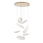Lampa wisząca Empire z 7 źródłami LED o mocy 121W. Złoty okrągły sufit z wiszącymi, nieregularnymi panelami w kształcie owalnym, wykonanymi z białego materiału z teksturą. Produkt zawieszony na cienkich linkach, idealny do nowoczesnych wnętrz.