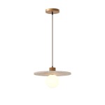 Lampa wisząca Lando z naturalnego kamienia, z metalowym mocowaniem w kolorze złotym. Posiada okrągły klosz z białym źródłem światła, zawieszona na cienkim stalowym przewodzie. Idealna do nowoczesnych wnętrz.
