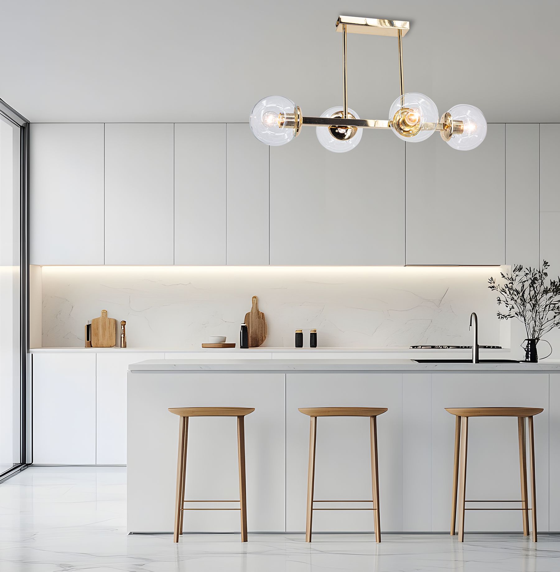 Lampa sufitowa Sintra 4xE27 w kolorze złotym, z czterema szklanymi kloszami, zawieszona na dwóch metalowych ramionach. Produkt umieszczony w nowoczesnej kuchni z białymi meblami i drewnianymi stołkami.