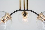 Lampa sufitowa Elba 3xE27 w kolorze czarnym i złotym, z trzema okrągłymi kloszami ze szkła, umieszczona na metalowej konstrukcji. Ujęcie z góry, z widocznym źródłem światła, podkreślającym elegancki design.