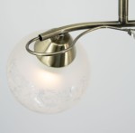 Lampa sufitowa Olivier w kolorze patyny, z dwoma źródłami światła E27. Okrągła, matowa klosz z delikatnym wzorem, zawieszona na metalowym ramieniu. Ujęcie z góry, ukazujące szczegóły konstrukcji i zdobień.