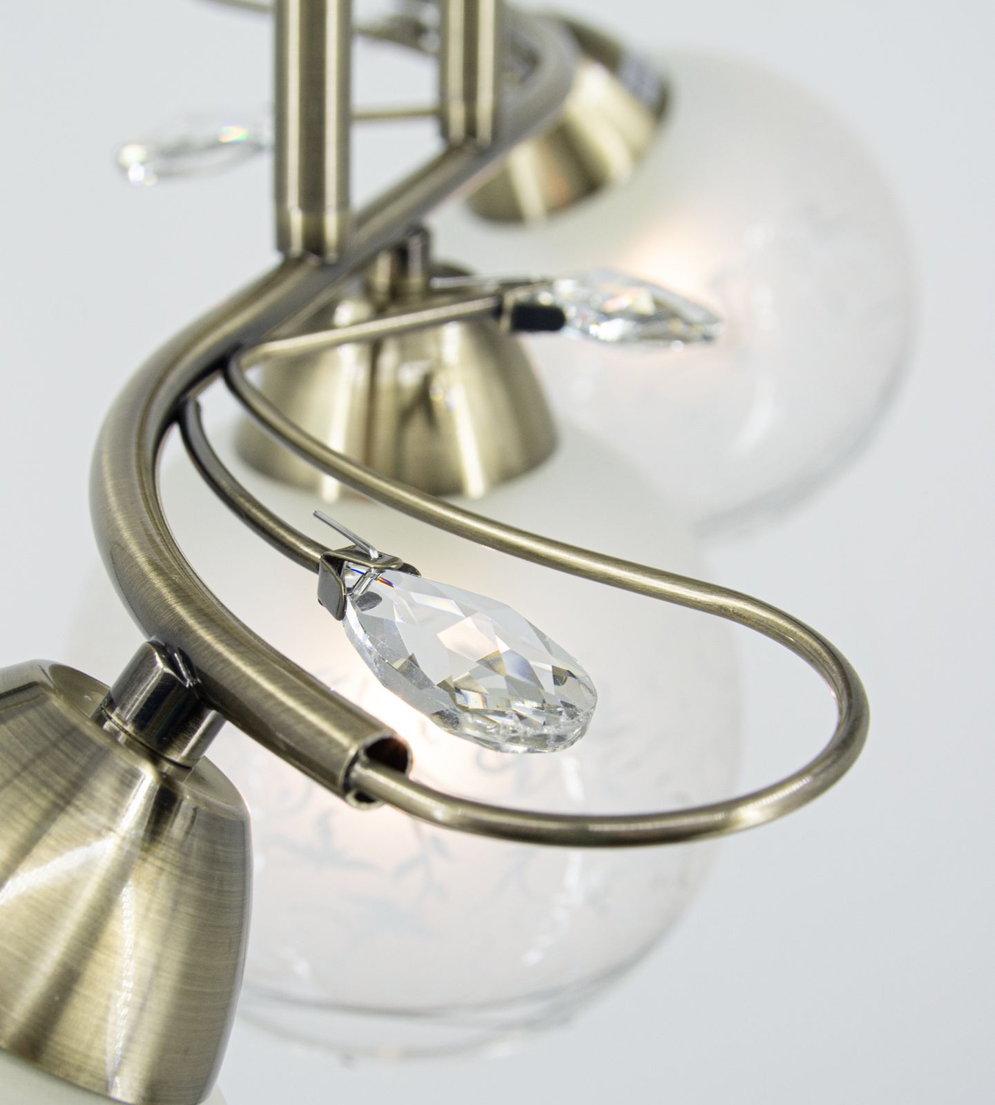 Lampa sufitowa Olivier 3xE27 w kolorze patyny z trzema szklanymi kloszami. Wzór na kloszach oraz kryształowe detale dodają elegancji. Ujęcie z góry, ukazujące kształt i detale konstrukcji.