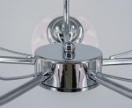 Lampa sufitowa Ruby z chromowanym wykończeniem, z pięcioma ramionami na żarówki E27. Ujęcie z dołu, ukazujące centralną część oraz błyszczące metalowe elementy. Tło białe, co podkreśla refleksy świetlne.