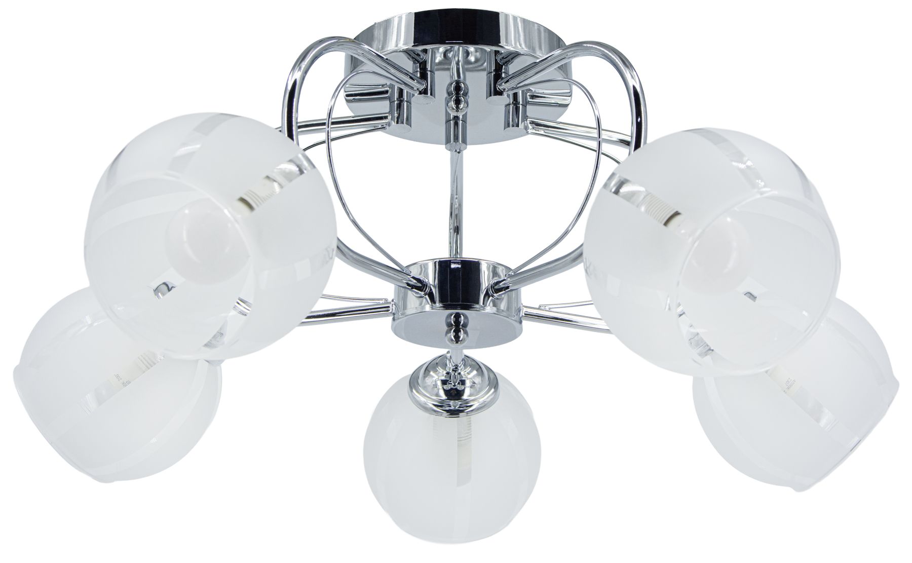 Lampa sufitowa Ruby w chromowanej oprawie z pięcioma kloszami z białego szkła. Ujęcie z dołu, ukazujące elegancki kształt i detale mocowania. Klosze mają delikatne linie, nadając nowoczesny charakter. Idealna do różnych wnętrz.
