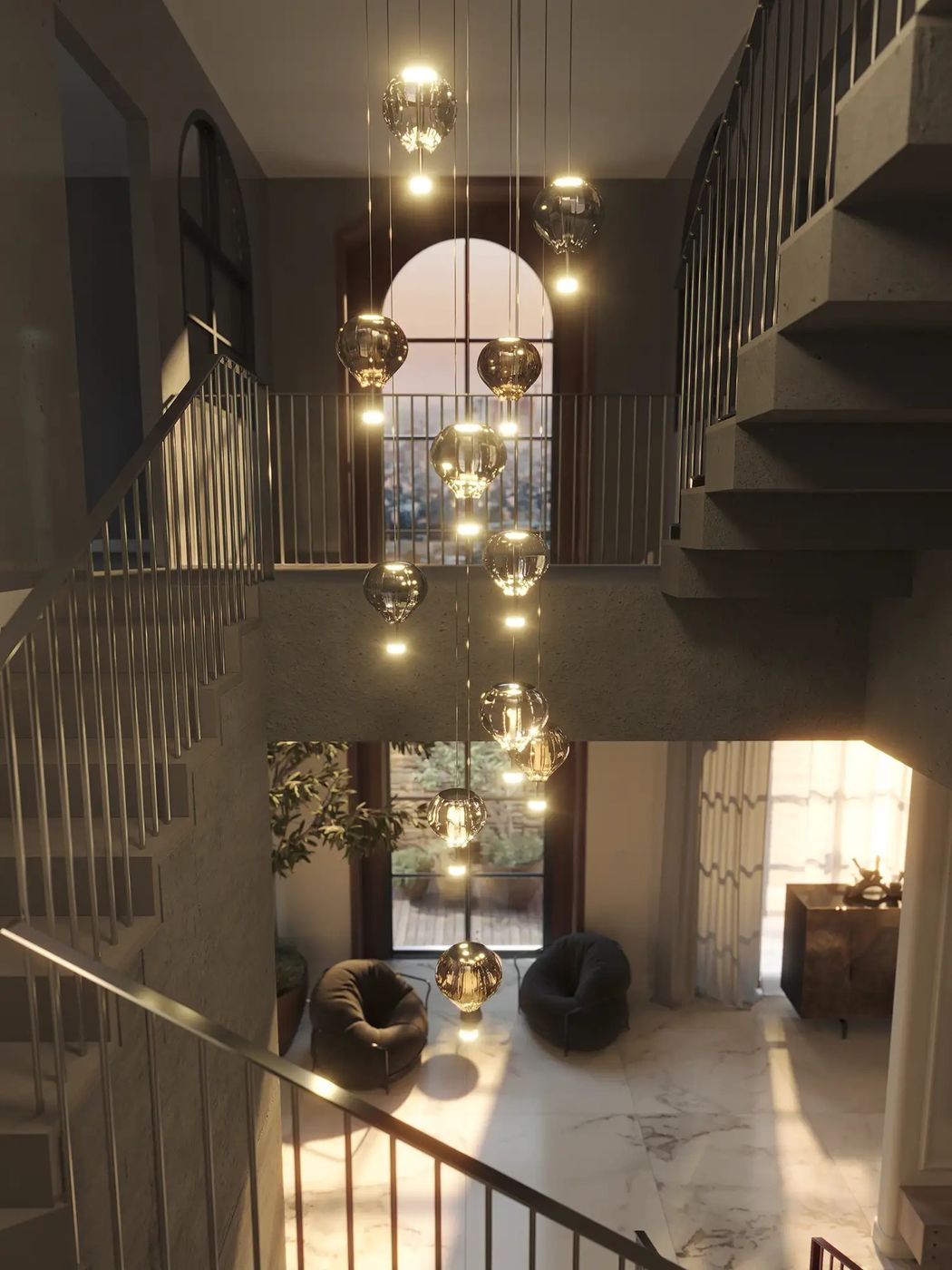 Lampa wisząca Palloncini z 11 źródłami LED w kolorze białym i multikolorowym, zawieszona w nowoczesnym wnętrzu. Widziana z góry, wisząca nad schodami, otoczona przez dwa fotele w kształcie worków. Efektowne odbicia światła w szklanych kulach.