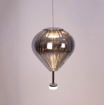Lampa wisząca Palloncini w kształcie balonu, kolor szary, z 11 diodami LED o mocy 66W. Posiada metalowy uchwyt i gładką, błyszczącą powierzchnię. Zawieszona na białym przewodzie, idealna do nowoczesnych wnętrz.