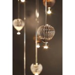 Lampa wisząca Palloncini z dwoma źródłami LED 6W, w kolorze białym i transparentnym. Ozdobne, szklane klosze w kształcie balonów, zawieszone na cienkich linkach, emitujące ciepłe światło. W tle ciemne, jednolite tło.