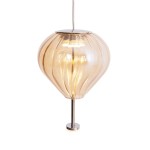 Lampa wisząca Palloncini z bursztynowym kloszem w kształcie balonu, wykonana z przezroczystego szkła. Posiada chromowane detale, zawiera dwa źródła światła LED 11W. Zawieszona na cienkim przewodzie, prezentuje się elegancko na jasnym tle.