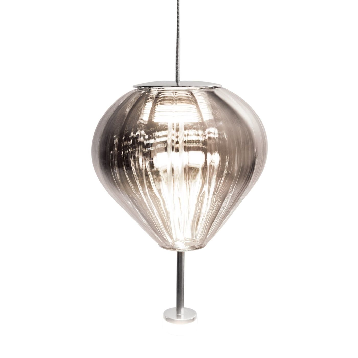 Lampa wisząca Palloncini z przydymionym kloszem w kształcie balonu. Wykonana z przezroczystego szkła, zawieszona na cienkim kablu, z metalowym mocowaniem. Dwa źródła światła LED 6W. Wysoka, elegancka forma.