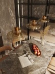 Lampa wisząca Signature, mosiężna, z jednym źródłem LED 8W, w eleganckim, okrągłym kształcie. Zawieszona nad stołem w stylowym wnętrzu, otoczona przez złote detale i dekoracyjne akcesoria. Tło w odcieniach beżu i brązu.