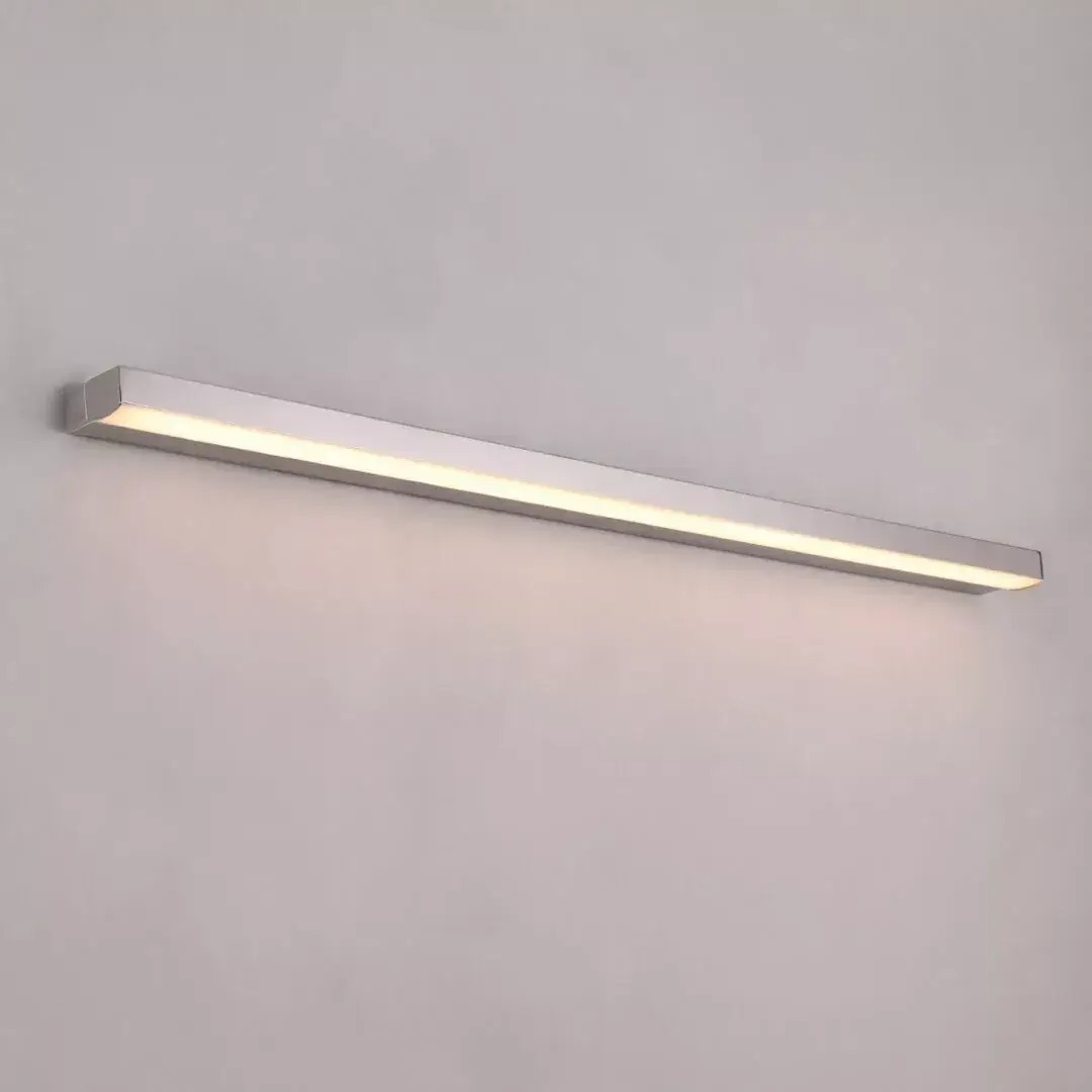 Kinkiet Trio Arc 1xLED 10W IP44 3000K w chromowanej obudowie. Prosty, prostokątny kształt, zamontowany na ścianie. Emituje ciepłe, białe światło. Idealny do łazienek i przestrzeni o podwyższonej wilgotności.