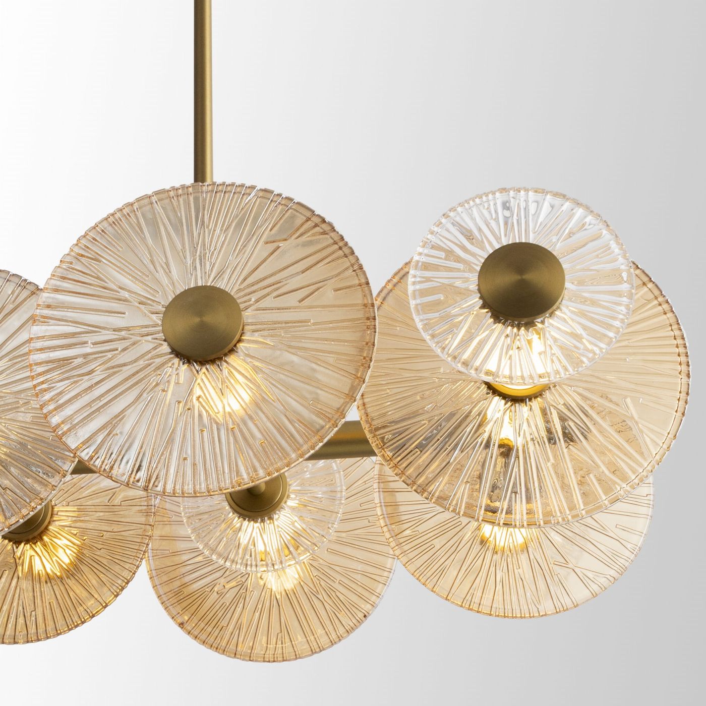 Lampa wisząca Allure z jednym źródłem światła LED 51W. Złota konstrukcja z sześcioma szklanymi kloszami w formie okrągłych talerzy o teksturowanej powierzchni, w odcieniach przezroczystym i miodowym. Ujęcie z góry, wisząca, w nowoczesnym stylu.