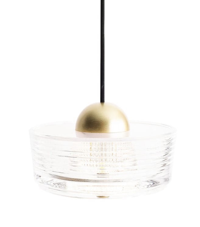 Lampa wisząca Lipari 3xLED 22W w kolorze białym. Szklany klosz o okrągłym kształcie z wypukłymi liniami, złoty detal na górze. Zawieszona na czarnym przewodzie, w pozycji wiszącej. Idealna do nowoczesnych wnętrz.