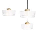 Lampa wisząca Lipari 3xLED 22W w białym kolorze. Trzy szklane klosze o teksturowanej powierzchni, zawieszone na czarnych przewodach, z metalowymi złotymi elementami. Klasyczny kształt, idealna do nowoczesnych wnętrz.