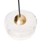 Lampa wisząca Lipari z białym kloszem i złotym wykończeniem, zawieszona na czarnym przewodzie. Klosz o okrągłym kształcie, wykonany z przezroczystego materiału, z widocznym źródłem światła LED. Idealna do nowoczesnych wnętrz.