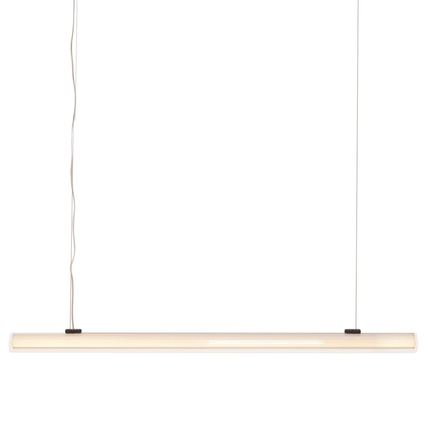Lampa wisząca Fayette w kolorze czarnym, o długości prostokątnej, z 1 żarówką LED 20W, klasyfikowana jako IP44. Zawieszona na cienkich linkach, prezentuje minimalistyczny design z białą osłoną. Tło białe, podkreślające jej formę.