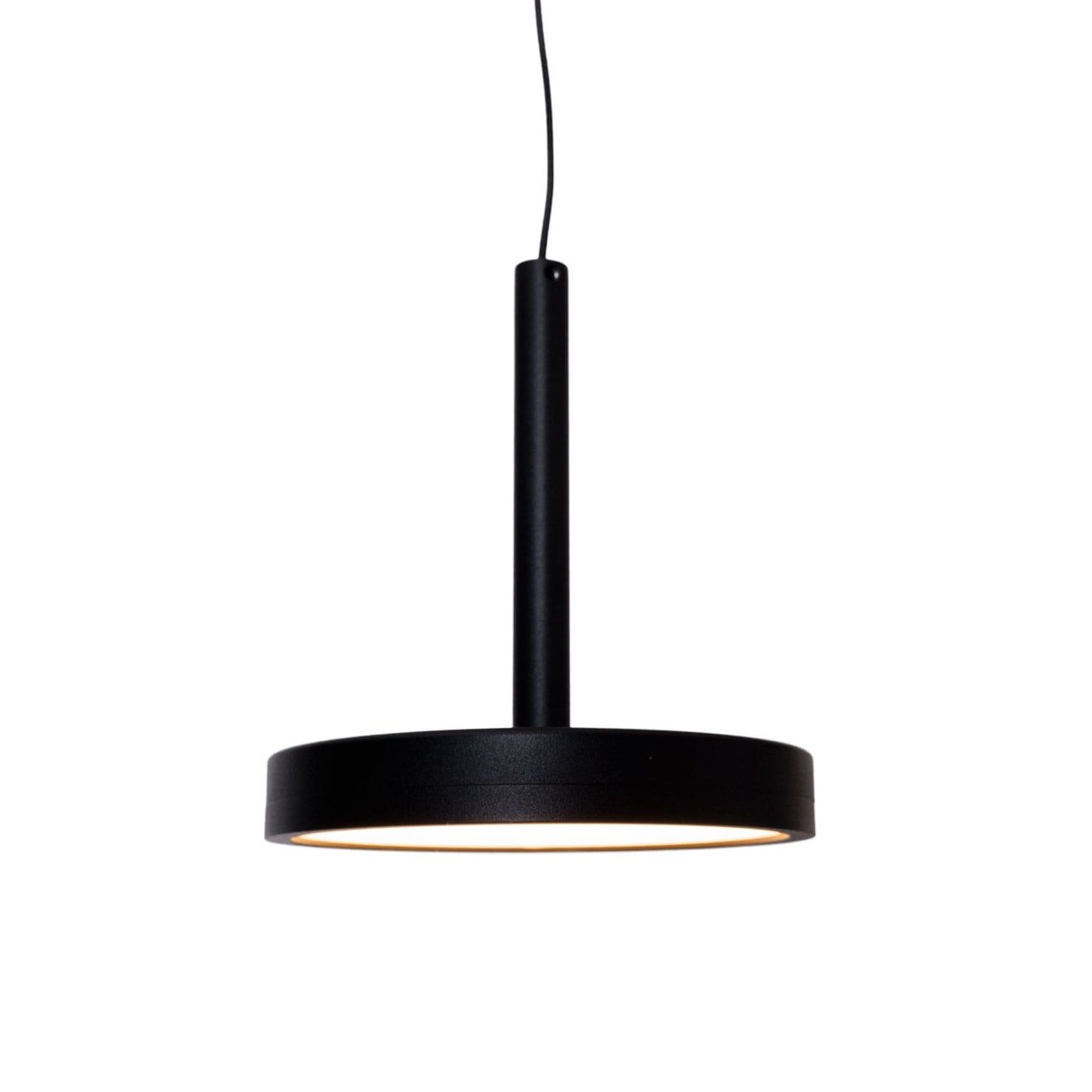 Czarna lampa wisząca Ibiza z jedną diodą LED 8W. Okrągła, matowa podsufitka z wąskim, prostym wisiorem. Widoczna jasna część emitująca światło. Produkt zawieszony w pozycji pionowej, na jednolitym tle.