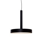 Czarna lampa wisząca Ibiza z jedną diodą LED 8W. Okrągła, matowa podsufitka z wąskim, prostym wisiorem. Widoczna jasna część emitująca światło. Produkt zawieszony w pozycji pionowej, na jednolitym tle.