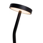Czarna lampa stołowa Ibiza z jedną diodą LED 6W. Posiada okrągły, płaski klosz oraz smukły, zakrzywiony trzon. Ujęcie z boku, podkreślające elegancki design i nowoczesny charakter lampy.