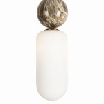 Lampa wisząca Nova z jedną żarówką G9. Posiada okrągłą, marmurową głowicę w odcieniu brązowym oraz matowy, biały klosz o cylindrycznym kształcie. Produkt zawieszony pionowo, na jednolitym tle.