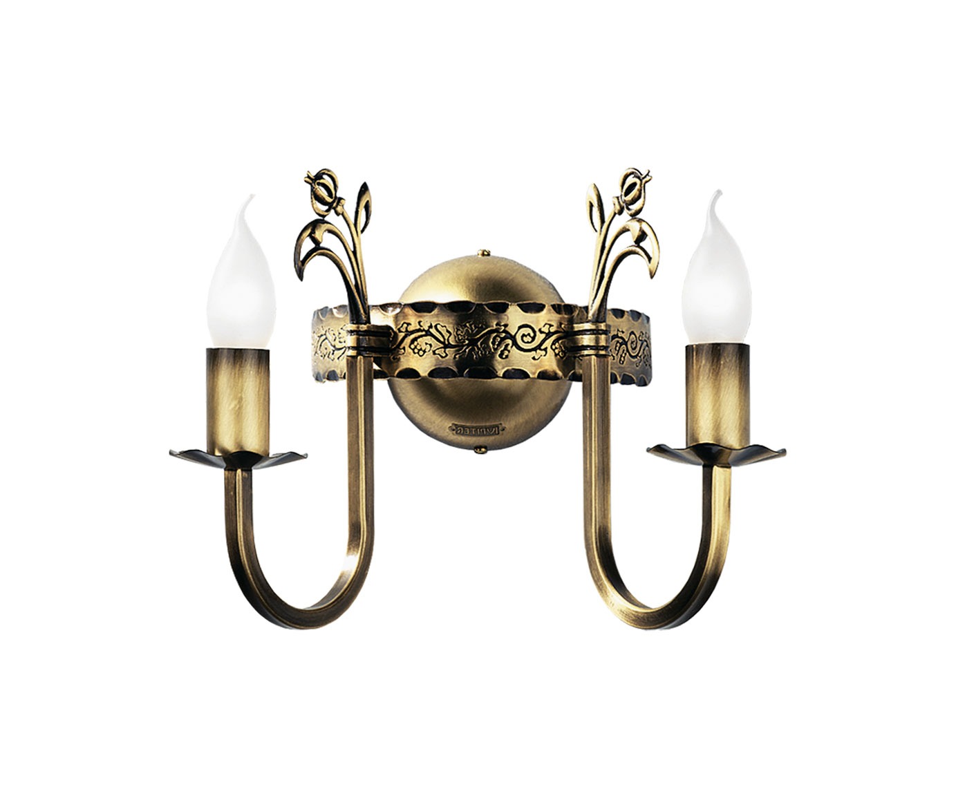 Kinkiet świecznikowy Korona w mosiądzu patynowanym z dwoma ramionami. Ozdobne, kwiatowe detale na koronie oraz mleczne klosze w kształcie płomienia. Produkt montowany na ścianie, w kolorze złotym, z eleganckim wykończeniem.
