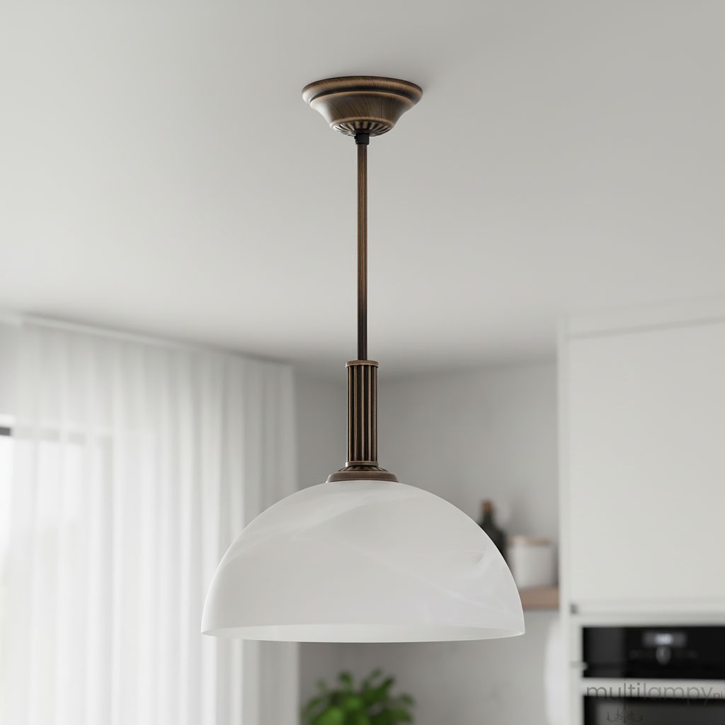Lampa wisząca Delos D30 z jednym gniazdem E27, w kolorze patynowym. Posiada zaokrąglony klosz w białym odcieniu, zawieszona na cienkiej stalowej rurze. Ujęcie z dołu, w jasnym wnętrzu z zasłonami i elementami dekoracyjnymi w tle.