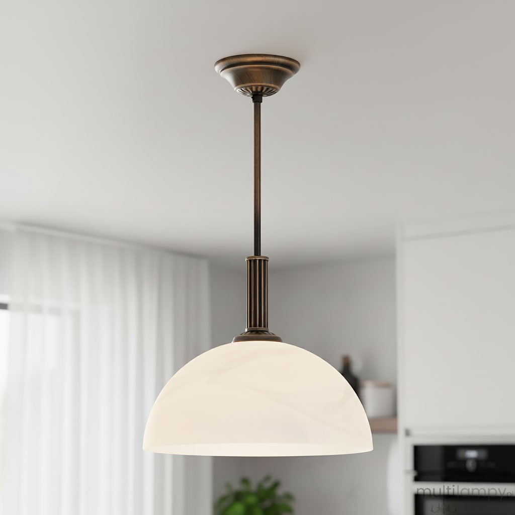 Lampa wisząca Delos D30 z metalowym stelażem w kolorze patyny. Szklany klosz w kształcie półkuli w białym kolorze. Produkt zawieszony na długim, prostym uchwycie, w aranżacji z jasnym tłem i elementami wyposażenia wnętrza.