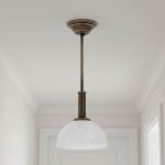 Lampa wisząca Delos D19 z oprawą w kolorze patyny i kloszem z białego szkła. Zawieszona na cienkim, metalowym przewodzie, z dekoracyjnym uchwytem. Idealna do nowoczesnych wnętrz, montowana do sufitu.