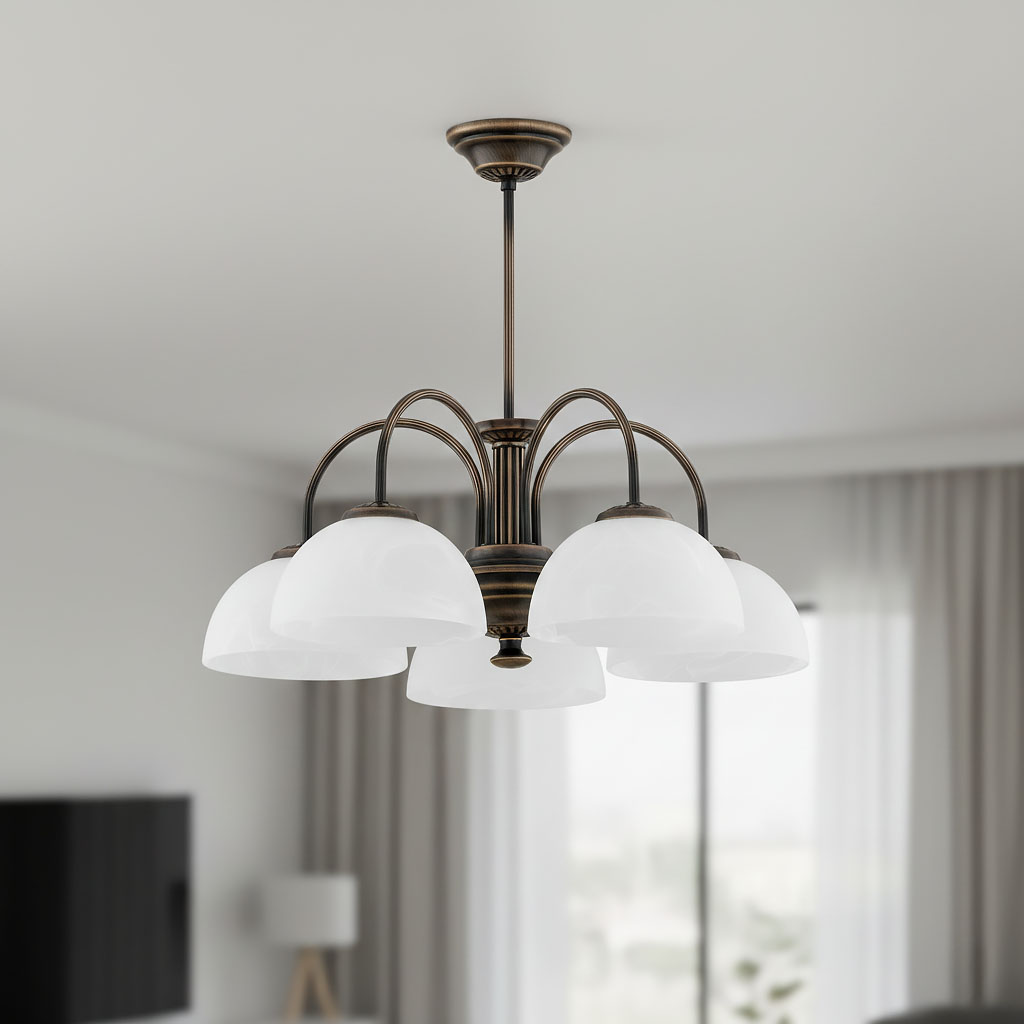 Żyrandol Delos w kolorze patyny z pięcioma kloszami z mlecznego szkła. Ułożenie wiszące, z centralnym mocowaniem, elegancko podkreślający przestrzeń. Tło to jasne wnętrze z zasłonami.