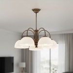 Delos żyrandol w patynowym wykończeniu z pięcioma kloszami z białego szkła, zawieszony na prostym, metalowym stelażu. Klosze mają okrągły kształt i są skierowane w dół, tworząc elegancki element oświetleniowy do wnętrz.