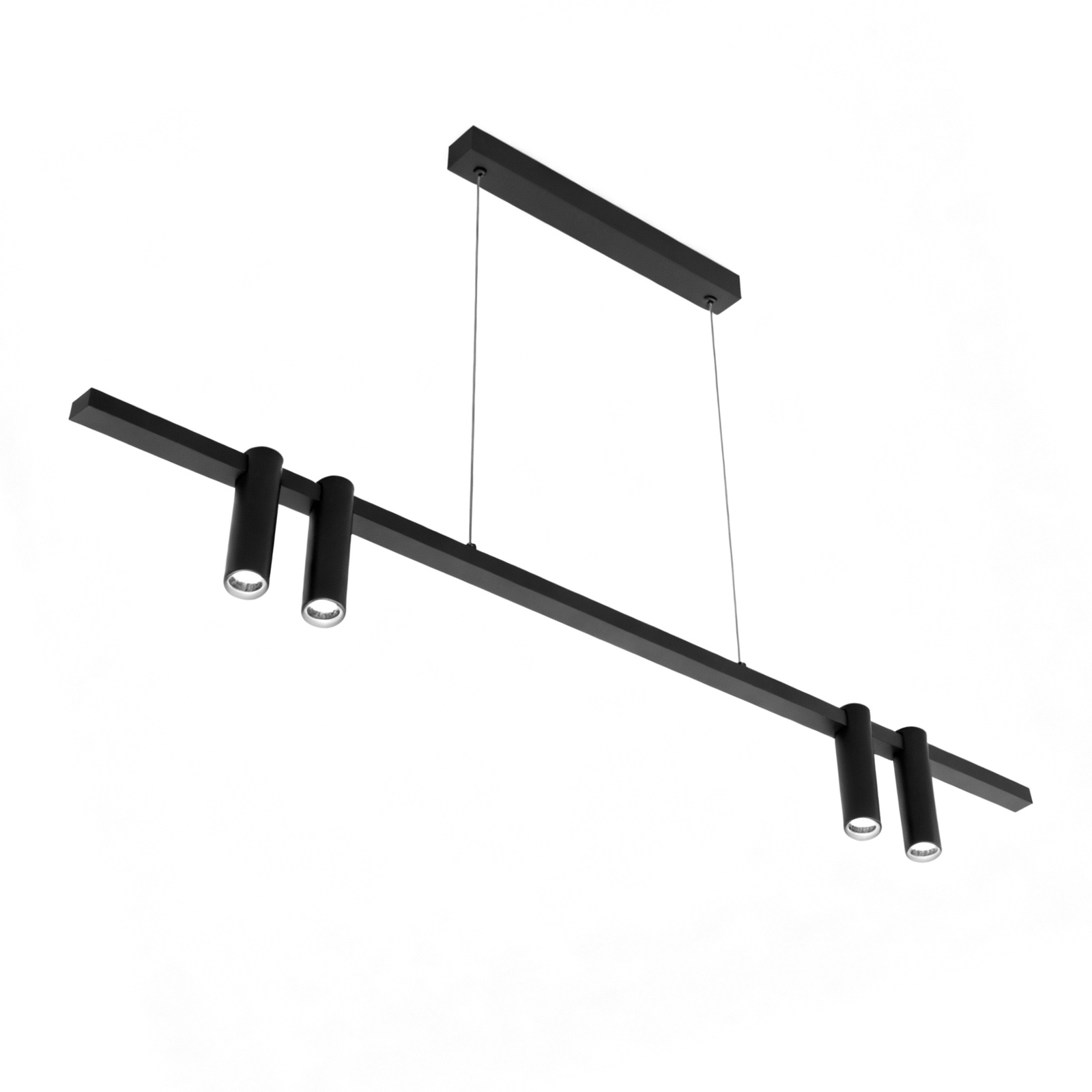 Lampa wisząca Kona z czterema źródłami LED 30W w kolorze czarnym. Ułożona poziomo, z prostokątnym stelażem i cylindrycznymi kloszami. Zawieszona na cienkich linkach, idealna do nowoczesnych wnętrz.