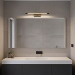 Kinkiet Klimt L40 LED 8W CCT IP44 w kolorze czarnym, zamontowany nad lustrem w nowoczesnej łazience. Prosty, prostokątny kształt, emitujący ciepłe światło, na tle jasnych płytek i białej umywalki.