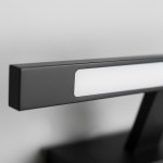 Kinkiet Klimt L40 LED 8W CCT IP44 w kolorze czarnym, z prostokątnym, matowym korpusem i białym kloszem. Ujęcie z boku, pokazujące detal oświetlenia i eleganckie wykończenie. Idealny do nowoczesnych wnętrz.