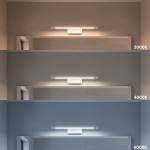 Kinkiet Klimt L40 LED 8W CCT IP44 w kolorze białym, zamontowany na ścianie. Trzy różne ustawienia barwy światła: 3000K, 4000K, 6000K. Prosta, nowoczesna forma z wbudowanymi diodami LED. Tło w odcieniach szarości.