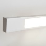 Kinkiet Klimt L40 LED 8W CCT IP44 w kolorze białym, o prostokątnym kształcie. Widoczna płaska powierzchnia z wbudowanym źródłem światła w formie prostokątnego otworu. Produkt montowany na ścianie, idealny do oświetlenia wnętrz.