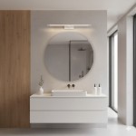 Kinkiet Klimt L60 LED 12W CCT IP44 w kolorze białym, zamontowany nad okrągłym lustrem. Minimalistyczny design, prosta linia, idealny do nowoczesnej łazienki. Otoczenie w jasnych, neutralnych kolorach, z drewnianym akcentem.