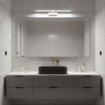 Klimt kinkiet LED 12W CCT IP44 w kolorze białym, zamontowany nad lustrem w nowoczesnej łazience. Oświetlenie emitujące jasne światło, umieszczone na tle marmurowych płytek, z minimalistycznym designem i prostokątnym kształtem.