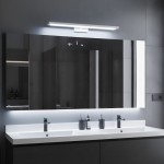 Kinkiet Klimt L60 LED 12W CCT IP44 w kolorze białym, zamontowany nad umywalką w łazience. Prosty, minimalistyczny design z prostokątną obudową, emitujący jasne światło. Tło w odcieniach szarości, z odbiciem w lustrze.