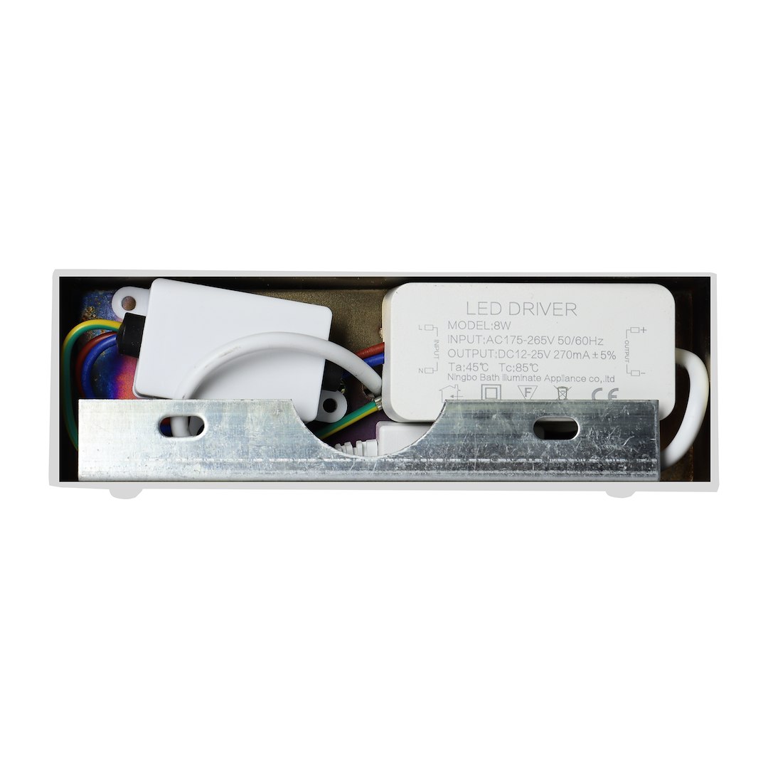 Kinkiet Klimt L60 LED 12W CCT IP44 w białej obudowie, widok wnętrza z elementami elektronicznymi, w tym białym zasilaczem LED i kolorowymi przewodami. Produkt zamontowany w prostokątnej skrzynce, pokazujący szczegóły techniczne.