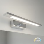 Kinkiet Klimt L40 LED 8W CCT IP44 w kolorze chromu, z prostokątną podstawą i wąskim, podłużnym kloszem. Oświetlenie z funkcją zmiany temperatury barwowej. Zainstalowany na ścianie, w jasnym otoczeniu.