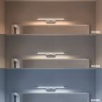 Kinkiet Klimt L40 LED 8W CCT IP44 w chromowanej obudowie, zamontowany na ścianie. Prezentuje trzy warianty temperatury barwowej światła: 3000K, 4000K i 6000K, widoczne na tle gładkiej, jasnej ściany.