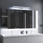 Kinkiet Klimt L60 LED 12W CCT IP44 w kolorze chromu, zamontowany nad lustrem w nowoczesnej łazience. Oświetlenie w formie prostokątnej listwy, emitujące jasne światło, z widocznymi detalami chromowanego mocowania.