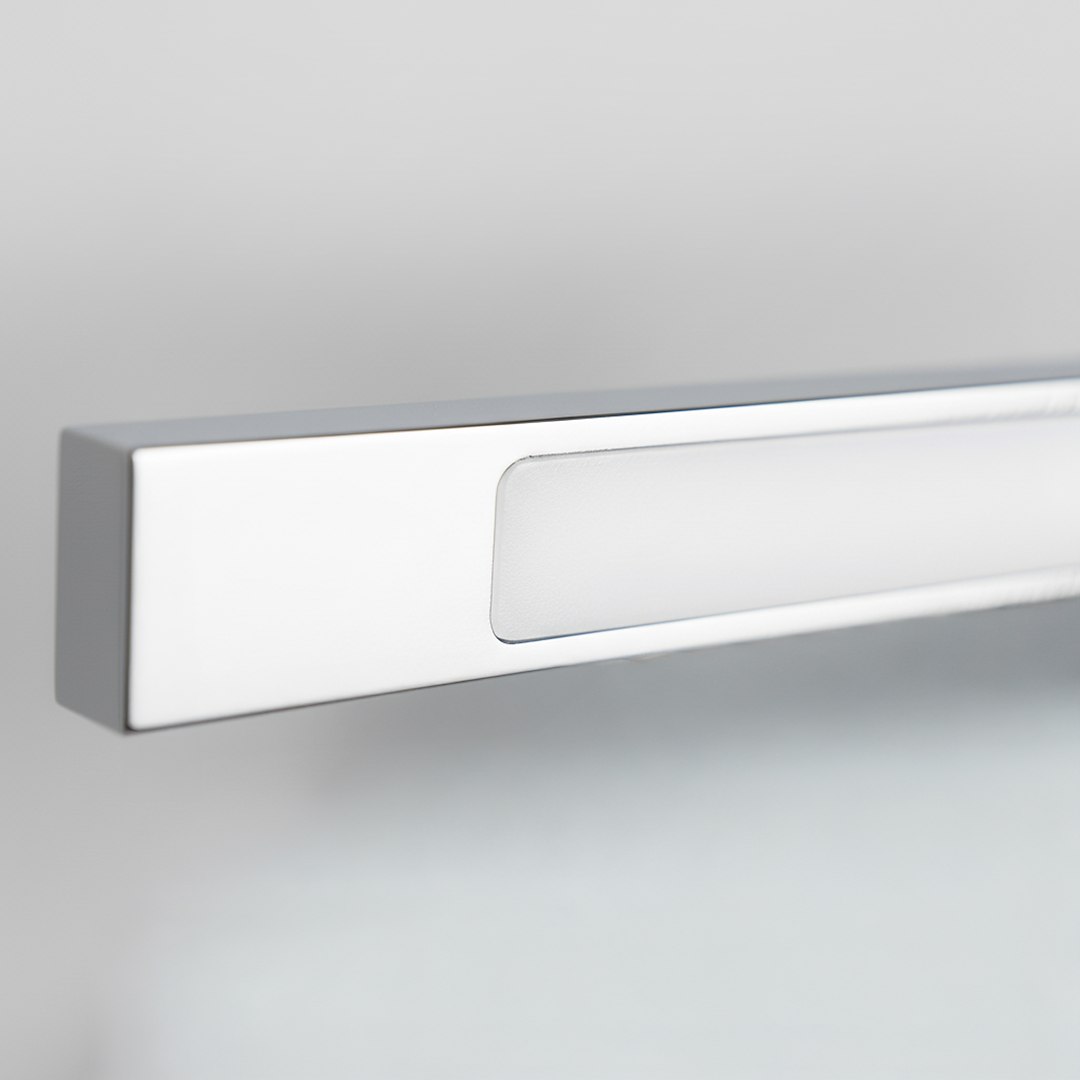 Kinkiet Klimt L60 LED 12W CCT IP44 w kolorze chromu, prostokątny, z matowym kloszem. Ujęcie z boku, ukazujące detale krawędzi i powierzchnię. Idealny do łazienek, odporny na wilgoć.