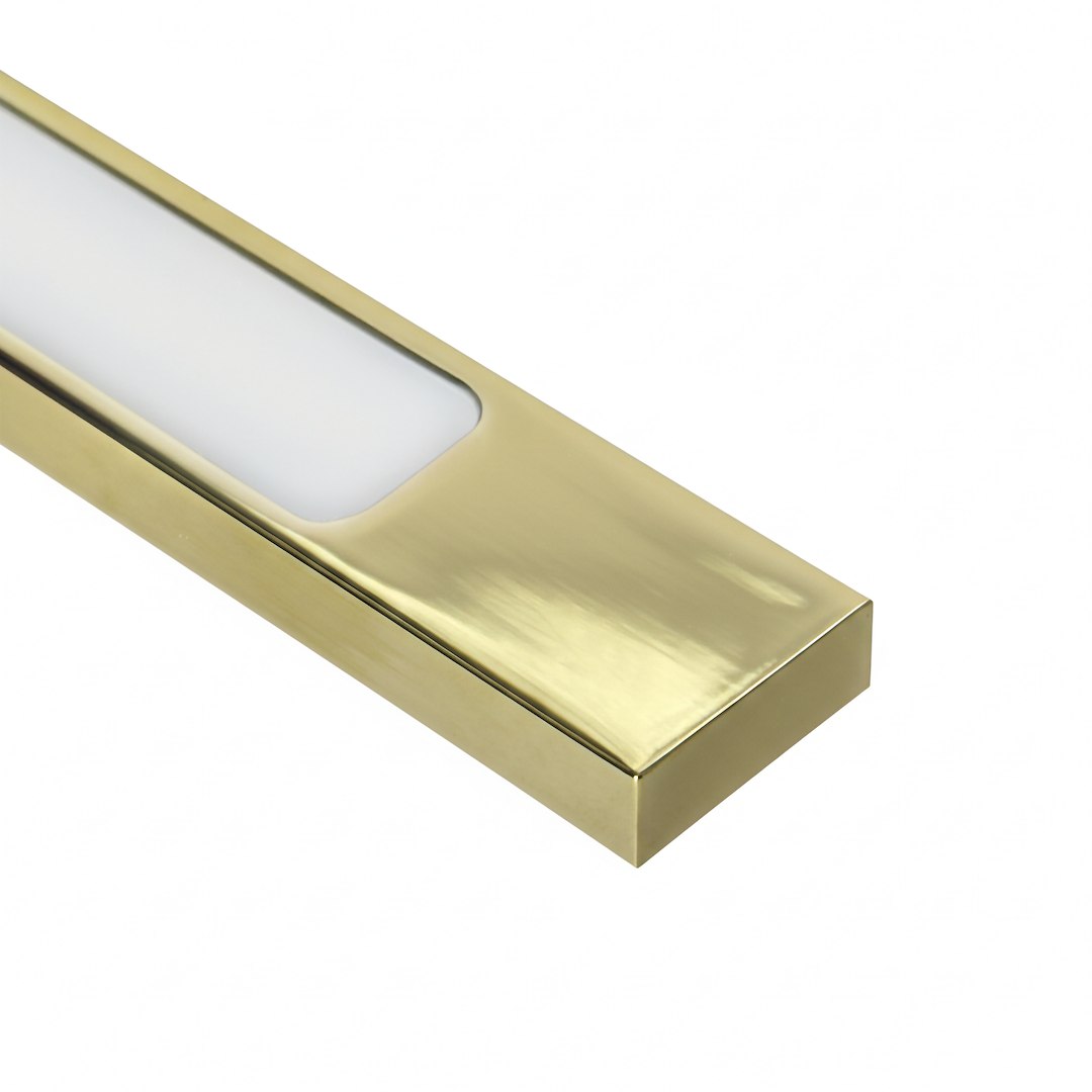 Kinkiet Klimt L40 LED 8W CCT IP44 w kolorze złotym, prostokątny, z matowym białym kloszem, zbliżenie na detal obudowy. Wykończenie błyszczące, na górnej krawędzi widoczny otwór dla źródła światła.