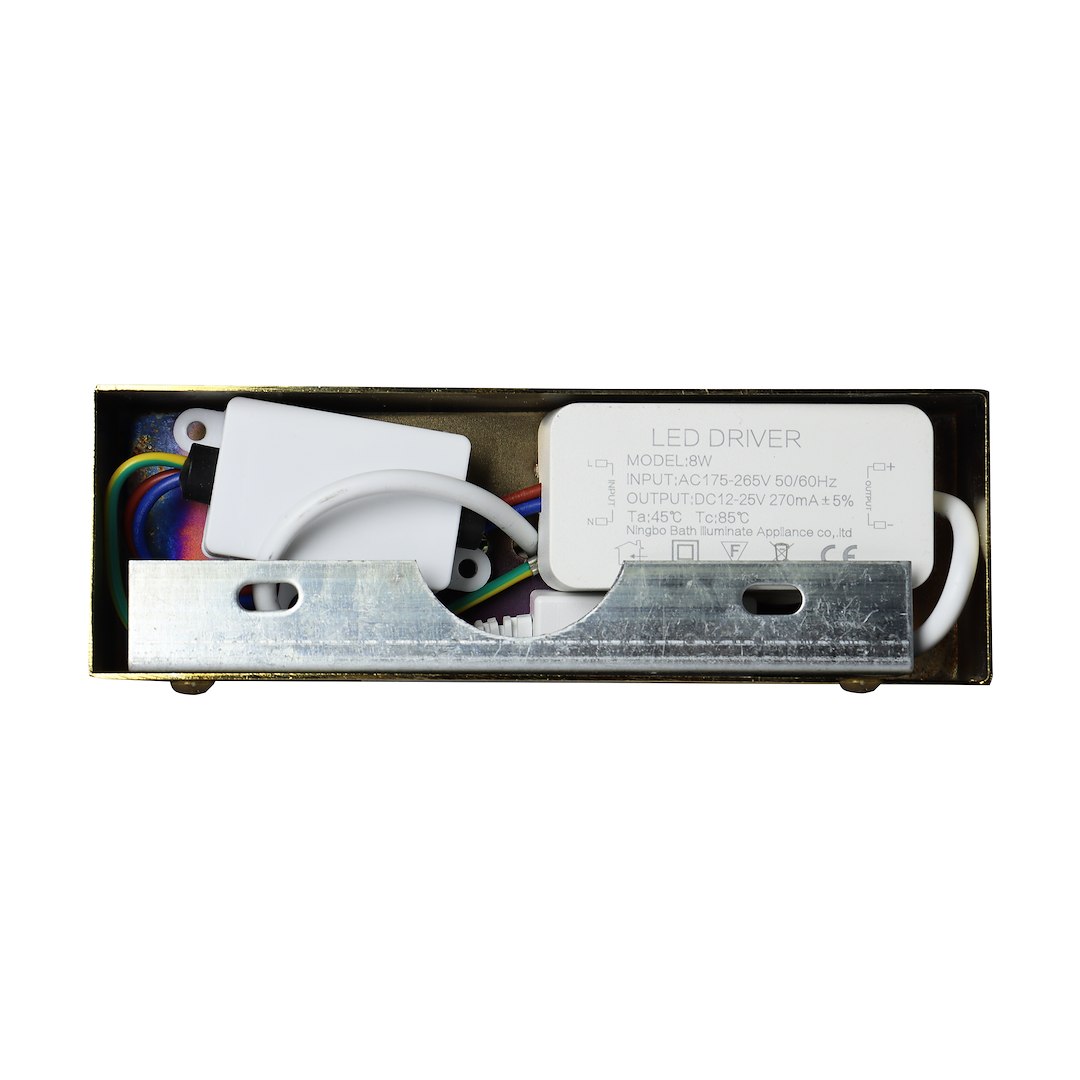 Kinkiet Klimt L40 LED 8W CCT IP44 w kolorze złotym, widok wnętrza z modułem LED i zasilaczem. Ujęcie z góry, ukazujące metalową obudowę oraz przewody elektryczne. Produkt zaprojektowany do montażu w wilgotnych pomieszczeniach.