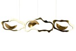 Lampa wisząca LED Chain 210 w kolorze złotym, o unikalnym, falistym kształcie. Składa się z trzech elementów, z widocznymi połyskującymi detalami. Zawieszona na cienkich linkach, prezentuje nowoczesny design idealny do wnętrz.