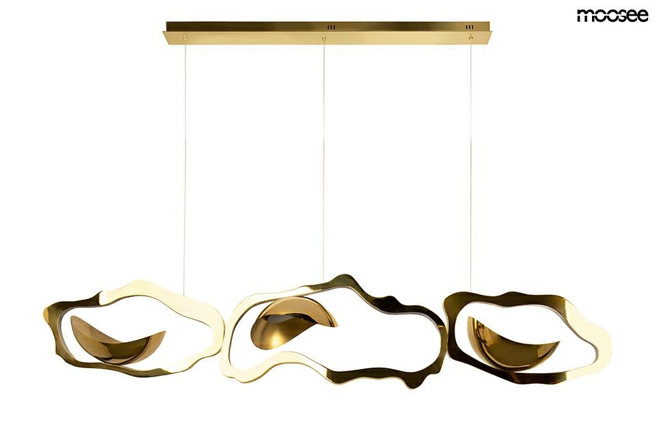 Lampa wisząca LED Chain 210, 54W, 3000K w kolorze złotym. Posiada trzy asymetryczne elementy o organicznych kształtach, zawieszone na cienkich linkach, z metalicznymi detalami i matowym wykończeniem. Montaż sufitowy, na jednolitym tle.