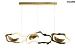 Lampa wisząca LED Chain 210, 54W, 3000K w kolorze złotym. Posiada trzy asymetryczne elementy o organicznych kształtach, zawieszone na cienkich linkach, z metalicznymi detalami i matowym wykończeniem. Montaż sufitowy, na jednolitym tle.